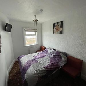Zimmer mit Kingsize-Bett