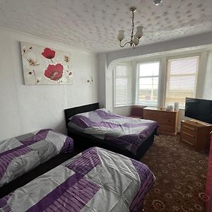 Familien-Zimmer mit zwei Einzelbetten